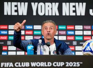 チェルシー戦を前に、記者会見するパリ・サンジェルマンのルイスエンリケ監督=11日、イーストラサフォード(共同)