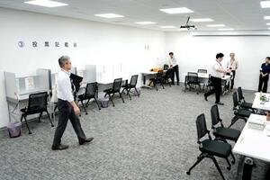 4日、台北市の日本台湾交流協会台北事務所に設置された参院選の投票所(共同)