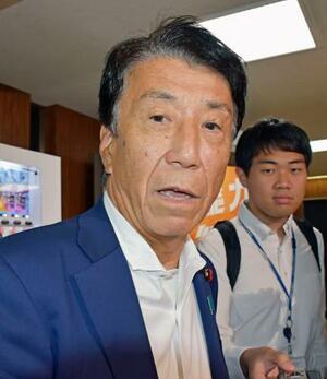 記者団の取材に応じる自民党の斎藤健前経産相=3日午前、東京・永田町の党本部