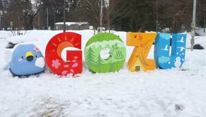 五頭山麓うららの森に設置されたモニュメント＝阿賀野市村杉