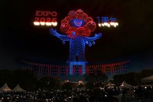 大阪・関西万博開幕１周年記念イベントのドローンショーで、夜空に浮かび上がった「ミャクミャク」＝１２日夜、大阪府吹田市の万博記念公園