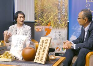 佐渡の魅力について語り合う堀江淳さん（左）と渡辺竜五市長＝８日、佐渡市役所