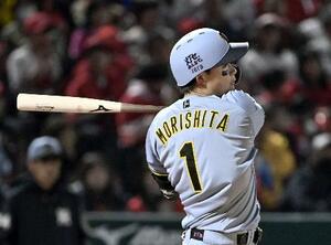 　７回阪神無死満塁、森下が中前に２点打を放つ＝マツダ