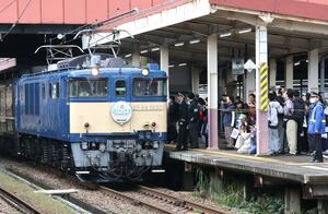 JR越後湯沢駅に到着した「越後湯沢駅100周年号」=1日、湯沢町湯沢