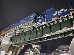 ＪＲ飯山線内ケ巻－越後川口で脱輪し、動けなくなった除雪車両＝３０日午後１１時ごろ（ＪＲ東日本新潟支社提供）