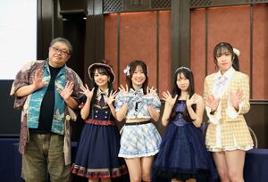 映画「桜フレーバーズ」の制作発表会でポーズを取る監督の岡尾貴洋さん（左）と出演者＝上越市西城町３