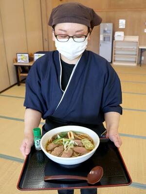 美人の湯の新メニュー「愛ＫＡＭＯらーめん」＝加茂市宮寄上