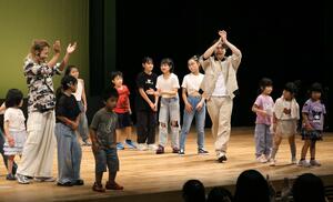 TETSUYAさん(右端)と岩谷翔吾さん(左端)が子どもたちと踊ったワークショップ=23日、佐渡市