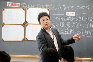 　数学の授業をする三戸学さん＝２月、秋田県井川町