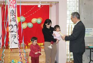 かたっくり来場者20万人目となった髙橋さん親子(左)=3月26日、魚沼市干溝