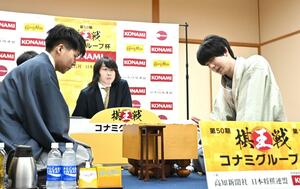 将棋の第50期棋王戦コナミグループ杯5番勝負第1局で増田康宏八段(左)に勝利し、対局を振り返る藤井聡太棋王=2月2日夜、高知市