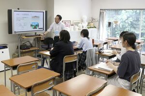 葵高等学院が新設した美術デザインコースの授業=長岡市大手通1