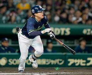 　６回ヤクルト２死一、二塁、赤羽が右中間に適時二塁打を放つ＝甲子園
