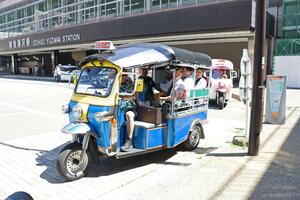湯沢町が試験的に導入したトゥクトゥク。出発式後に運行を提言した生徒らが試乗した＝湯沢町湯沢