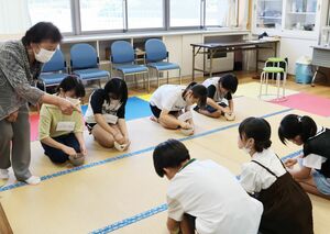 地域のマイスターから、茶道に関する所作を教わる児童たち=佐渡市畑野