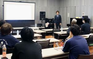 空き家に関する課題の解決方法を学んだセミナー＝１９日、新潟市江南区