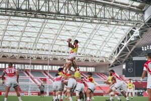 屋根が閉まった試合会場で前日練習するラグビー日本代表=ノエビアスタジアム神戸