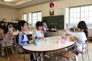 閉園を前に、ドーナツパーティーを楽しむ新潟中央幼稚園の園児たち＝２３日、新潟市中央区西堀通７