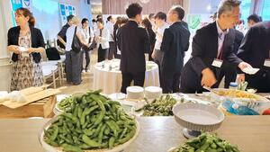 出席者が県産品の味を楽しんだ新潟プレミアサロン=14日、大阪・梅田