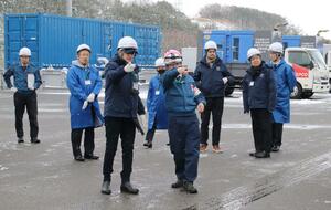 東京電力柏崎刈羽原発の安全設備やテロ対策などを視察したIAEAのグロッシ事務局長(左から3人目)=2月18日、柏崎刈羽原発