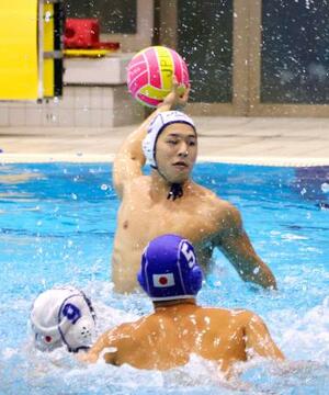 シュート練習をする水球男子日本代表の稲場悠介主将=東京都内