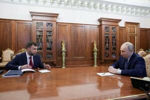 　１０日、モスクワのクレムリンで会談したロシアのプーチン大統領（右）とウクライナ東部ドネツク州のロシア実効支配地域トップのプシーリン氏（ロシア大統領府提供・タス＝共同）