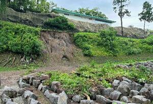 大雨の影響で崩れた、熊本城の敷地内にあるのり面=12日、熊本市(熊本城総合事務所提供)