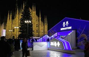 ミラノの大聖堂前広場にオープンしたミラノ・コルティナ五輪・パラリンピックのメガストア=28日(共同)