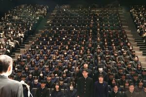 能登半島地震の影響で、りゅーとぴあで行われた新潟江南高の卒業式=1日、新潟市中央区
