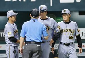 7回、リプレー検証の結果に抗議する阪神・藤川監督(中央奥)。退場となる=みずほペイペイドーム