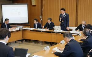 大糸線の持続可能な交通体系の在り方を検討する会議体の設置が報告された振興部会＝長野県大町市