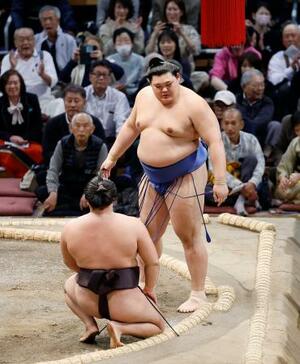 　霧島（手前）をはたき込みで下した大の里＝福岡国際センター