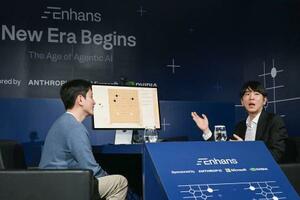 　ソウルで開かれたイベントで話す韓国人棋士の李世〓九段（右）＝９日（共同）