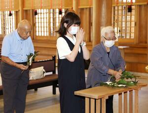 満蒙開拓団の慰霊祭に孫の鈴さん(中央)と参列した町屋エトさん(右)=8月9日、新潟市中央区