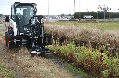 歩道除雪機が通年で活躍！草刈り用アタッチメント新たに開発・除雪