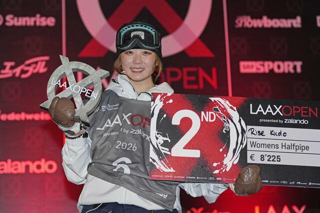 ハーフパイプ第５戦、女子で２位となり表彰台で写真に納まる工藤璃星＝ラークス（共同）