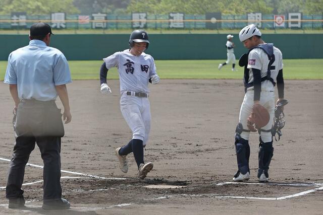小千谷西－高田　味方の適時打で生還する高田の山口柊真＝柏崎市佐藤池球場