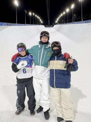 本番会場のテスト滑走に参加した平野歩夢（右）とスコット・ジェームズ（中央）ら＝リビーニョ（共同）