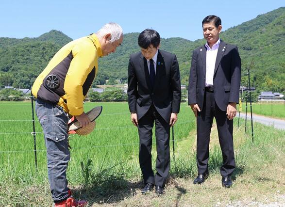 視察した三田市の米農家に頭を下げる上越市の中川幹太市長（中央）＝２９日、兵庫県三田市