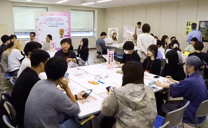 米粉スイーツ開発プロジェクトに参加する事業者と打ち合わせをする学生