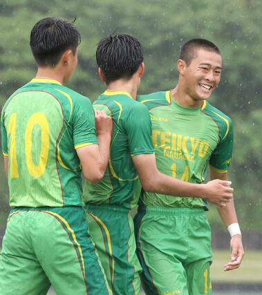 男子サッカー決勝　帝京長岡－開志学園ＪＳＣ　ゴールを決め喜ぶ帝京長岡のＦＷ安野匠＝新発田市五十公野公園陸上競技場