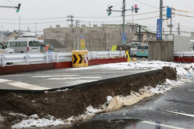栗ノ木バイパス工事の現場 立体道路下に必要な高さを確保するため、地面を削る工事が行われる紫竹山交差点=2025年1月30日、新潟市中央区紫竹山3