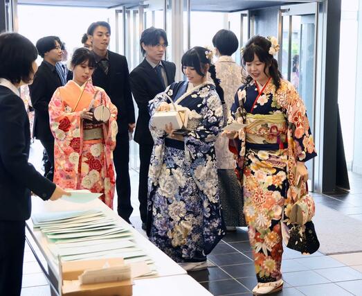 はたちの集いに出席した参加者ら＝３日、糸魚川市の糸魚川市民会館