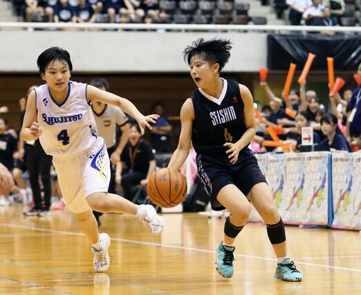 女子予選リーグ　就実（岡山）－新潟清心女　第４クオーター、ゴール前に仕掛ける新潟清心女の若槻悉（右）＝長岡市市民体育館