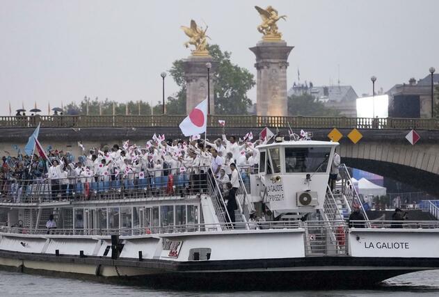 パリ五輪の開会式でセーヌ川を進む日本選手団を乗せた船＝７月２６日、パリ（ＡＰ＝共同）