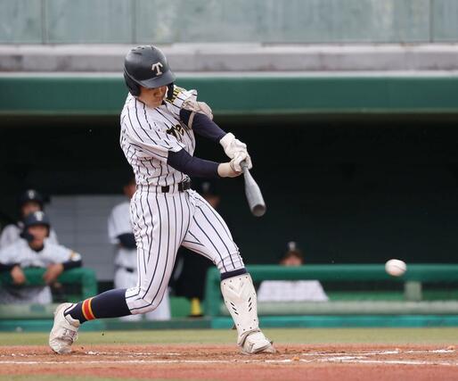 福井工大福井－帝京長岡　１回２死二、三塁で福士樹吹の遊ゴロが三塁悪送球を誘い２者生還し３－０＝６月３日、富山市民球場