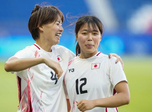 ブラジルに逆転勝ちし、谷川（右）をねぎらう熊谷＝パリ（共同）