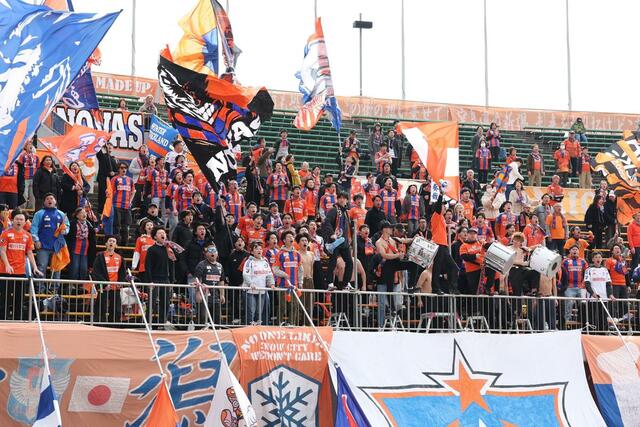 アウェー徳島戦に駆けつけ、選手に声援を贈る新潟サポーター=15日、徳島県鳴門市 大塚スポーツパークポカリスエットスタジアム