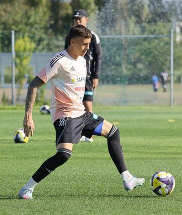 J1第34節アウェー東京V戦の前日練習に参加するJ1アルビレックス新潟のMFマテウス・モラエス=17日、聖籠町