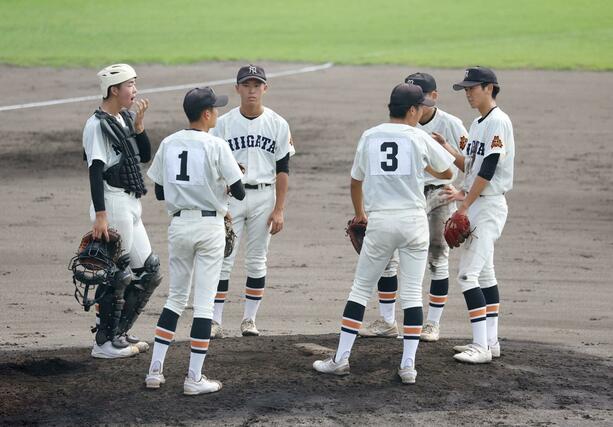 長岡大手－新潟工　五回、マウンドに集まる新潟工ナイン＝１９日、柏崎市佐藤池